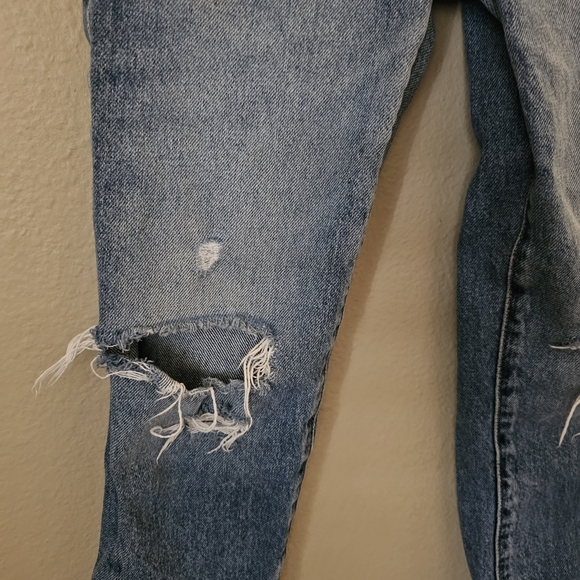 Forever 21 Kids Size 5-6 Blue Relaxed Fit Distressed Jeans - Picture 2 of 10